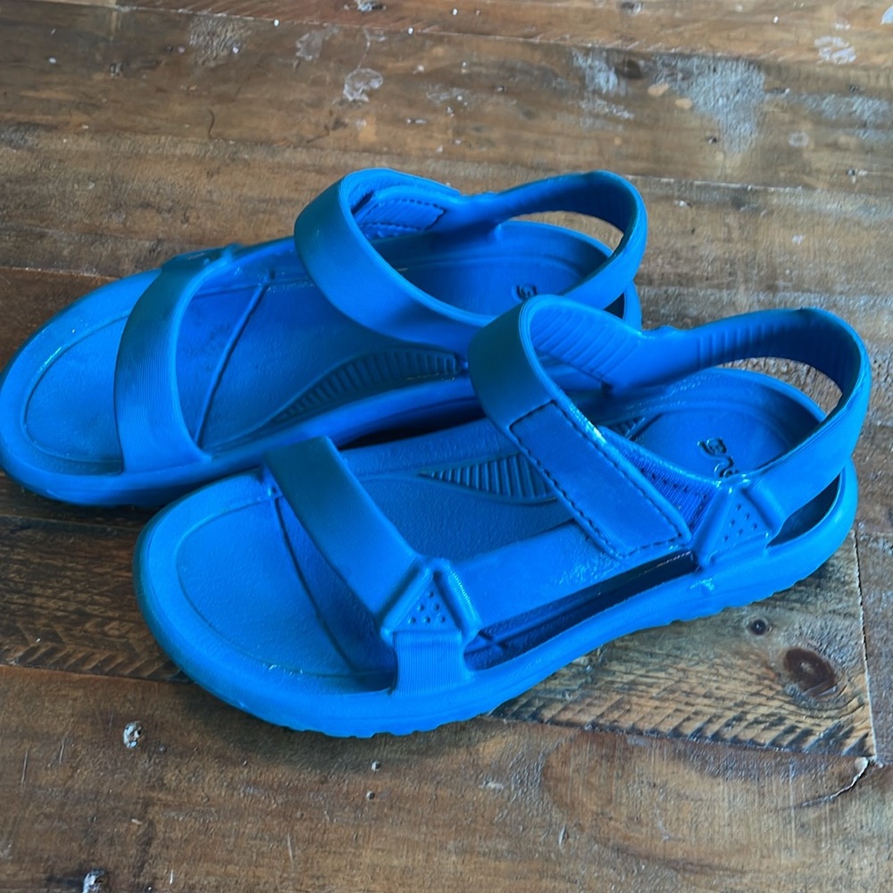Kids Blue Teva sandals - size 2 big kids - Picture 2 of 4